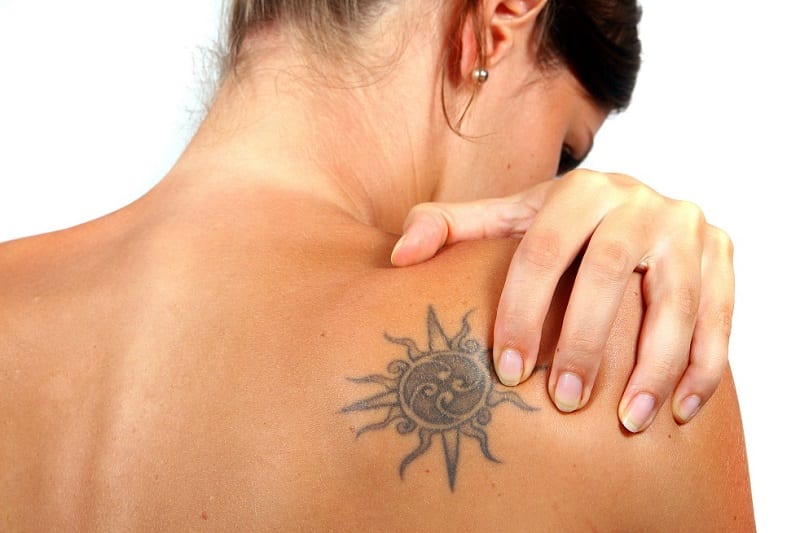 Mujer quiere eliminar su tatuaje