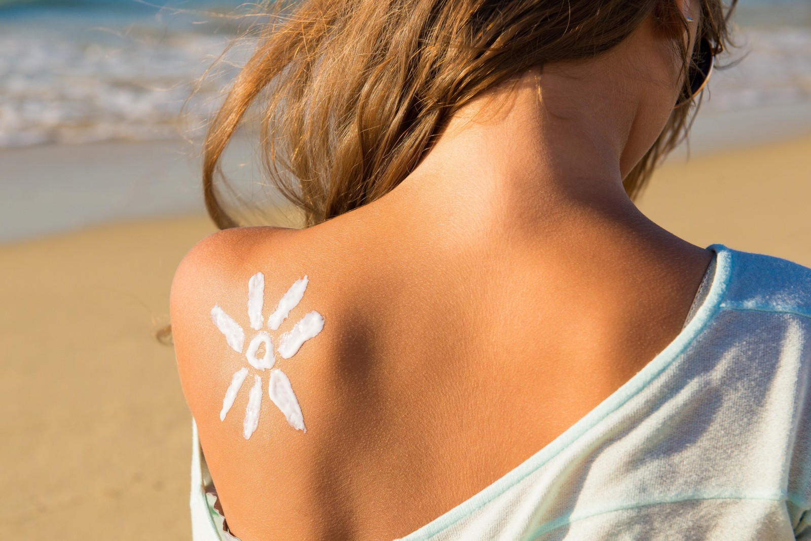 Imagen: Proteger tu piel del sol|fotorejuvenecimiento|Mujer protegiéndose del sol